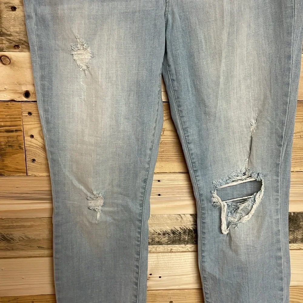 Studio Blue size 32 light wash super stretchy distressed straight leg jeans